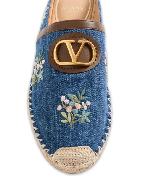 Valentino Garavani VLogo Signature mules in denim with floral embroidery 25mm - Blue