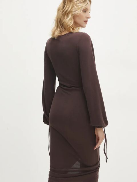 Answear.LAB sukienka kolor brązowy midi dopasowana