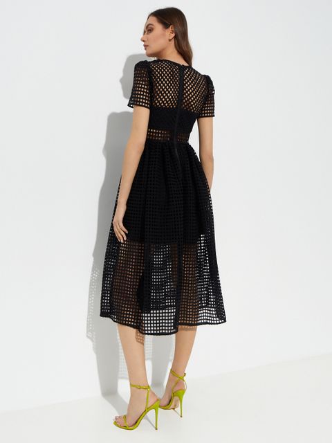 SELF PORTRAIT - Czarna ażurowa sukienka midi