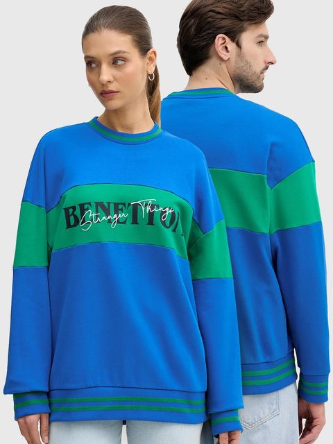 United Colors of Benetton bluza bawełniana x Stranger Things kolor niebieski z nadrukiem 342ZU10BA - zdjęcie produktu nr 1