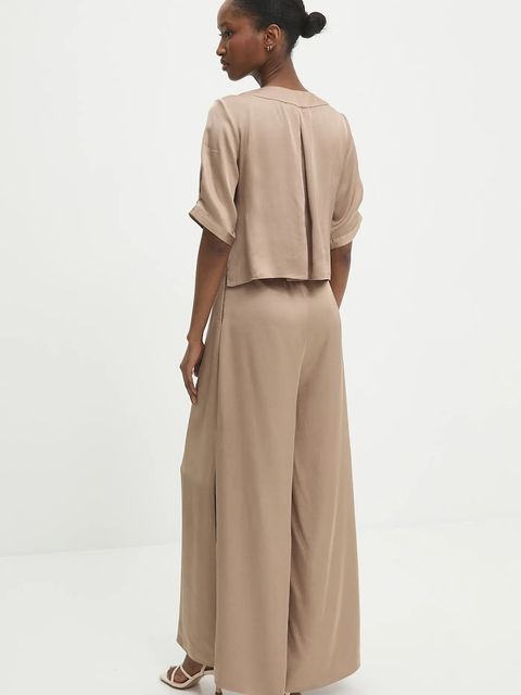 Answear.LAB kombinezon kolor złoty z dekoltem w szpic