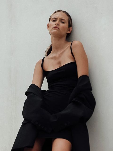 MUUV. sukienka YANG kolor czarny mini dopasowana - zdjęcie produktu nr 2