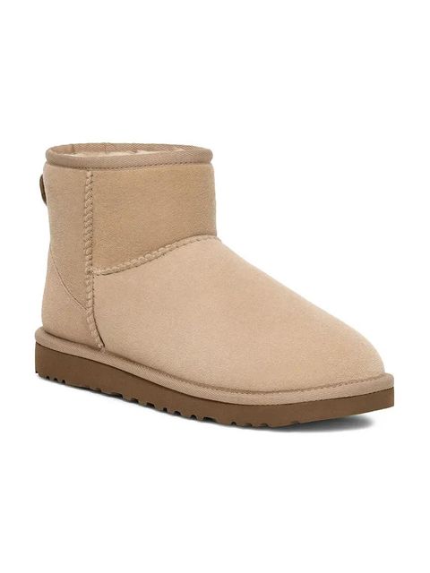 UGG śniegowce zamszowe Classic Mini II kolor beżowy 1016222 - zdjęcie produktu nr 2
