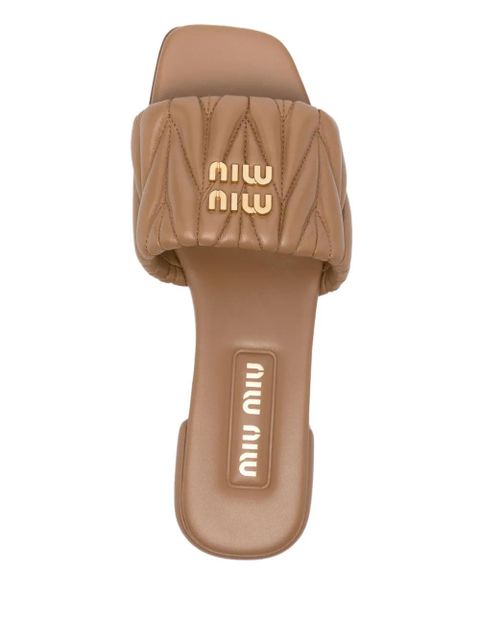 Miu Miu 10mm logo-lettering matelassé slides - Brown