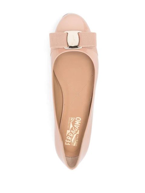 Ferragamo Varina patent leather ballerina shoes - Neutrals