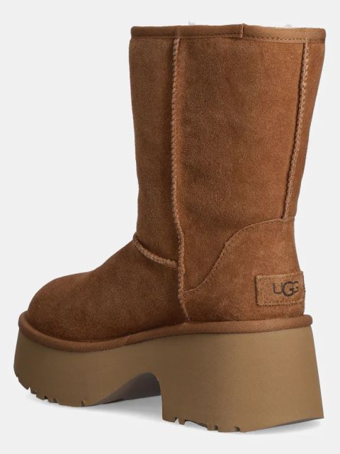 UGG śniegowce zamszowe Classic Short New Heights damskie kolor brązowy na platformie ocieplone 1158310-CHE