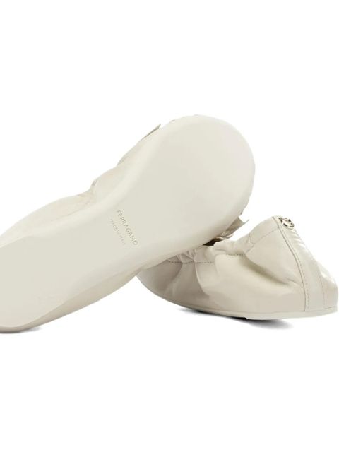 Ferragamo bow-detail ruched ballet flats - Neutrals