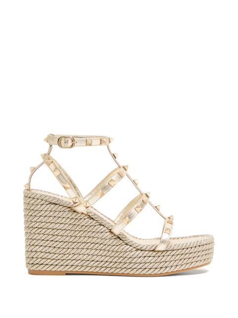 Valentino Garavani Rockstud laminated nappa wedge sandals 95mm - Gold - zdjęcie produktu nr 1