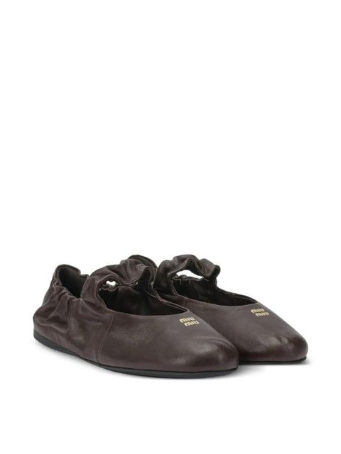 Miu Miu logo-stamp gathered ballet flats - Brown