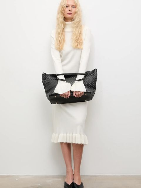 Answear.LAB sukienka z kaszmirem kolor beżowy midi prosta - zdjęcie produktu nr 1