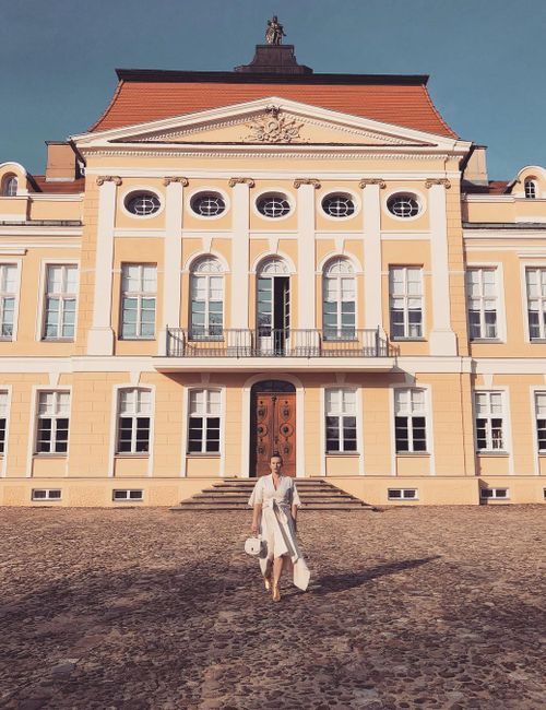 Biała, asymetryczna sukienka i złote buty