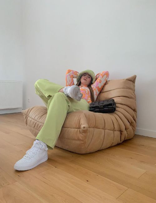 Oliwkowe jeansy i futrzana czapka