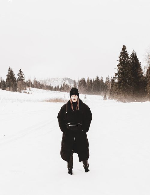 Puchowy płaszcz, torebka nerka