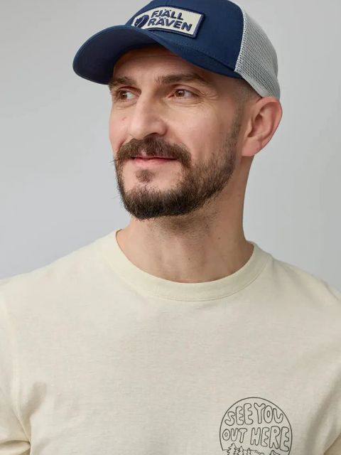 Fjallraven czapka z daszkiem Langtradarkeps kolor granatowy z aplikacją F13100182